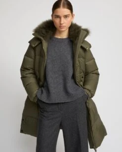 Doudoune Longueur 7/8 En Tissu Technique Déperlant Et Col En Agneau à Poils Longs