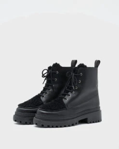 Boots Montantes En Peau Lainée à Lacet