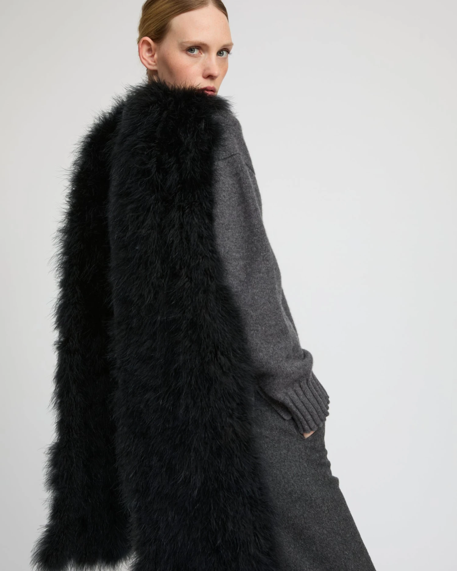 Maxi écharpe à Franges En Plumes 4 Maxi écharpe à Franges En Plumes – Image 2