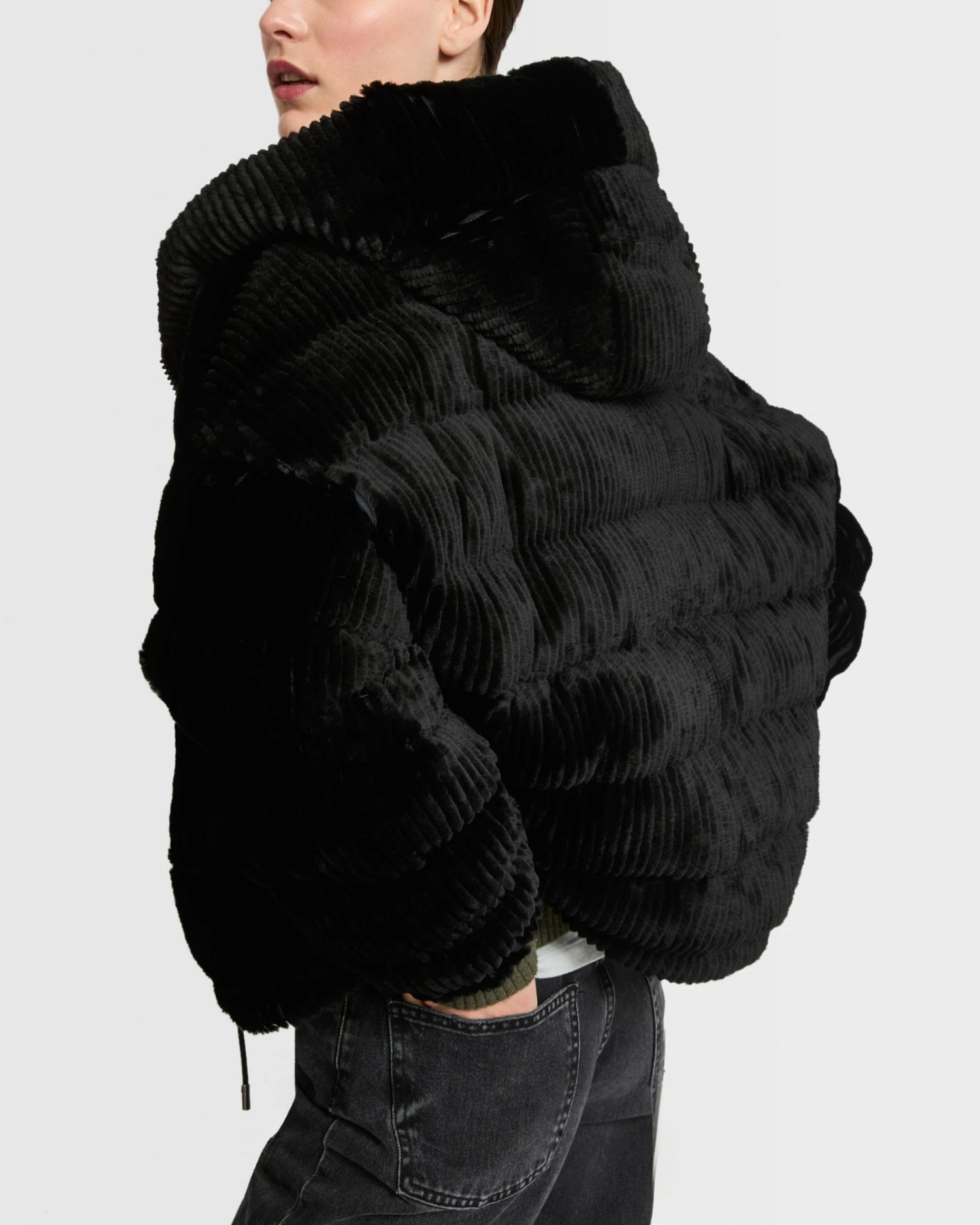 Doudoune Courte Réversible à Capuche En Lapin Rex Cotelé Et Tissu Technique 4 Doudoune Courte Réversible à Capuche En Lapin Rex Cotelé Et Tissu Technique – Image 2