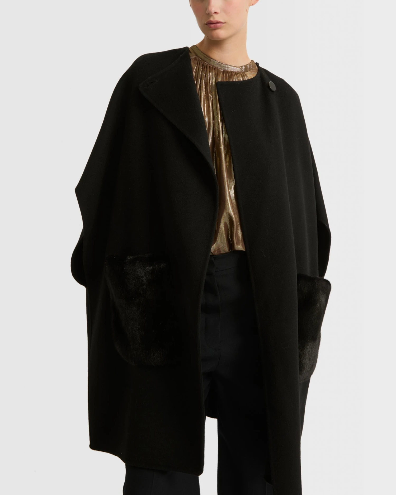 Cape En Lainage Cachemire Et Poches Amovibles En Fourrure De Vison 3 Cape En Lainage Cachemire Et Poches Amovibles En Fourrure De Vison