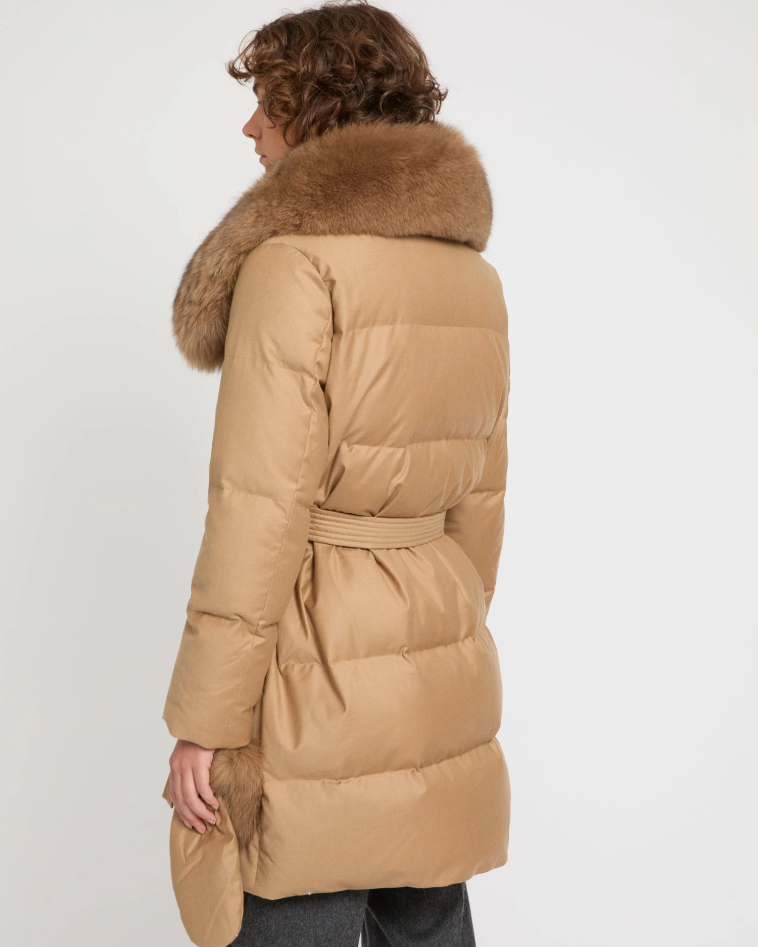 Doudoune Longue En Flanelle Loro Piana Avec Col Amovible En Fourrure De Renard 6 Doudoune Longue En Flanelle Loro Piana Avec Col Amovible En Fourrure De Renard – Image 4