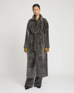 Manteau à Double Boutonnage En Peau Lainée Agneau Façon Astrakan 13 Manteau à Double Boutonnage En Peau Lainée Agneau Façon Astrakan -yves salomon boutique 25WYM64230MELAA9135 4 6ba37c25 bc06 476f b1bb 1cac37c9b680