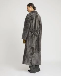 Manteau à Double Boutonnage En Peau Lainée Agneau Façon Astrakan 14 Manteau à Double Boutonnage En Peau Lainée Agneau Façon Astrakan -yves salomon boutique 25WYM64230MELAA9135 5 857fbb42 60cf 491b 99d7 821c043c44a6